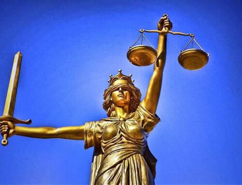 Opinan los lectores: «Algún día alguien investigará toda esta opulencia pornográfica»