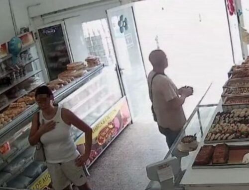 Se olvidaron un celular, él se hizo el distraído… pero volvió