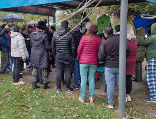 El Cazador: pese al frío y a la lluvia, vecinos desbordaron una reunión y rechazaron obras “parche” para las calles