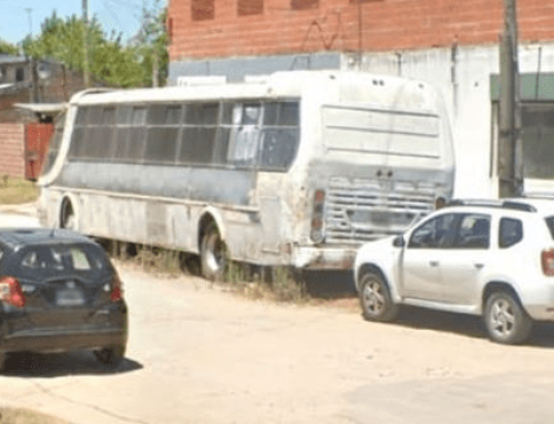 Barrio Villa Alegre: un micro abandonado, años de reclamos y ninguna solución