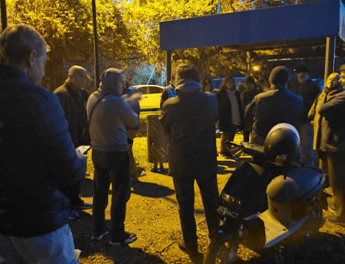 Pese al frío, los vecinos asistieron al encuentro; el funcionario nunca llegó