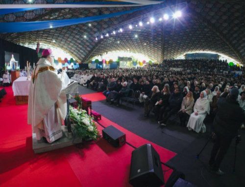 Breves locales: Misa multitudinaria // Malvinas llega al Concejo Deliberante // Loma Verde se organiza